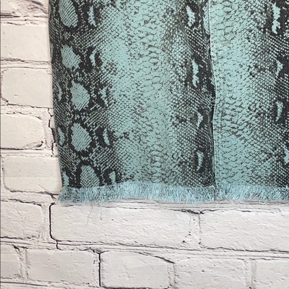 Blue Blush Blue Gray Snake Print Frayed Hem Skirt Size Medium - Picture 7 of 13